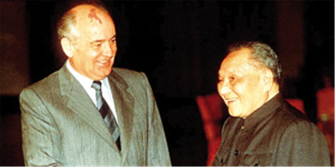 戈巴契夫与邓小平亲切握手